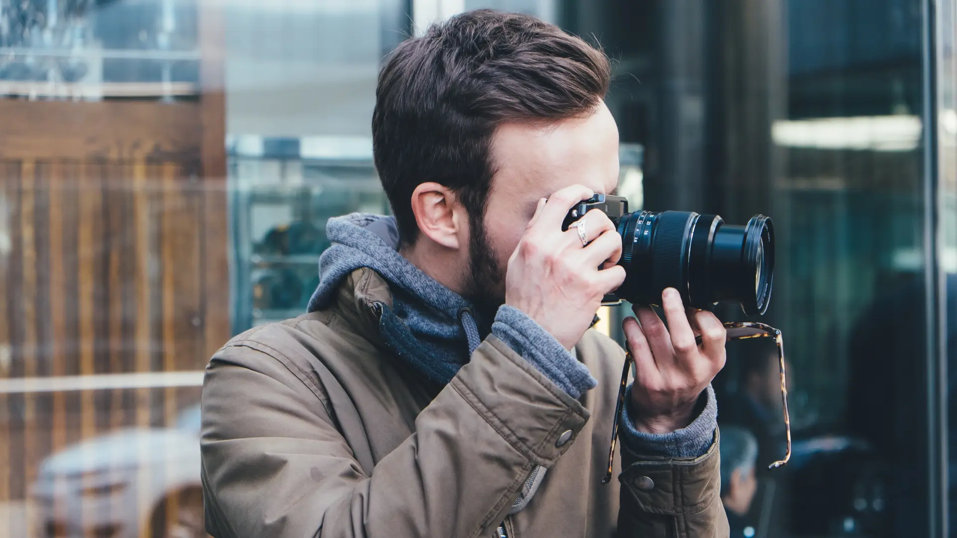 Personne avec un appareil photo en milieu urbain