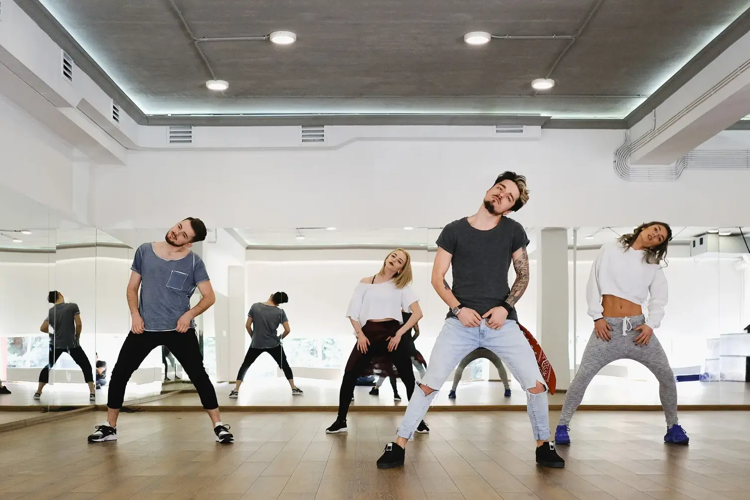 Cours de danse avec mouvement dans une salle lumineuse